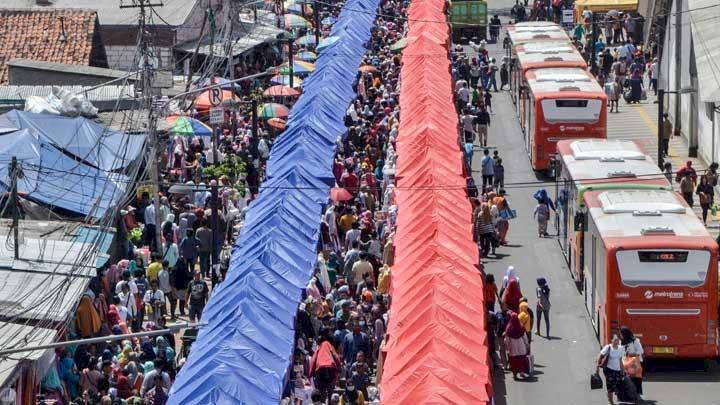 Rujuk Pergub Buatan Ahok, Anies Bolehkan PKL di Trotoar