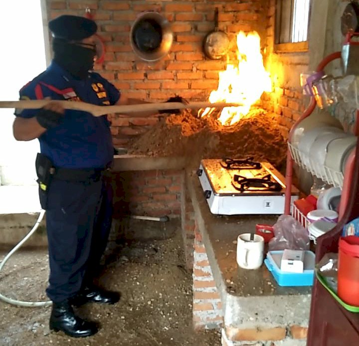 Pemilik Rumah Panik, Begini Aksi Danpos Damkar Bungo Padamkan Api