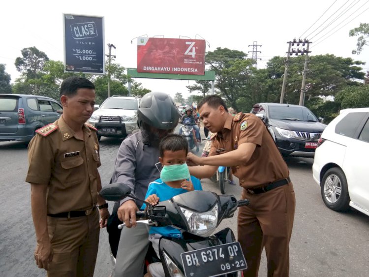 Kabut Pekat, Dinkes Sarolangun Bagikan 22 Ribu Masker