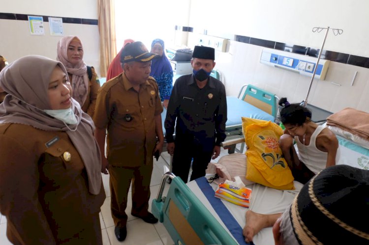 Jenguk Rachju di RSUD Raden Mattaher, Bupati Masnah Salurkan Bantuan