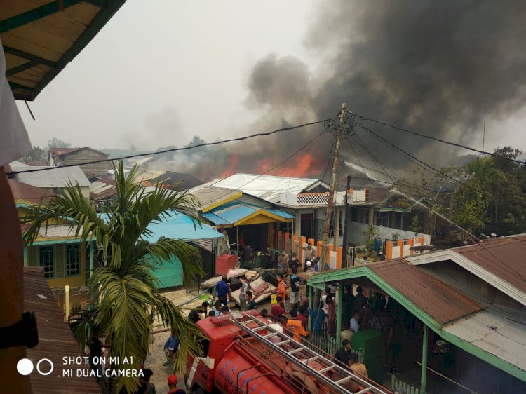 BREAKING NEWS!! Warga Panik, Kobaran Api Mengamuk di Kelapa Gading Tanjab Barat
