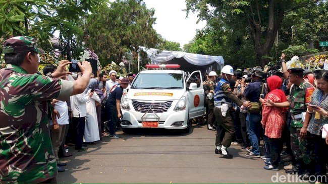 Jenazah Bj Habibie Diberangkatkan ke TMP