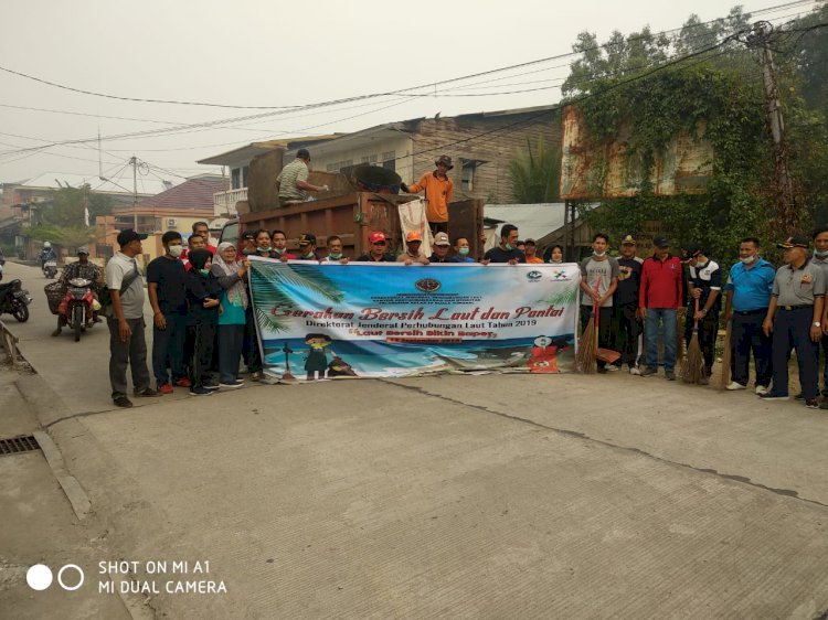 KSOP Bersih Pantai, Minta Warga Jangan Buang Sampah ke Laut