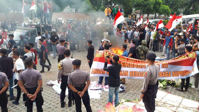 Demo di KPK Ricuh, Bakar Karangan Bunga dan Copot Kain Hitam