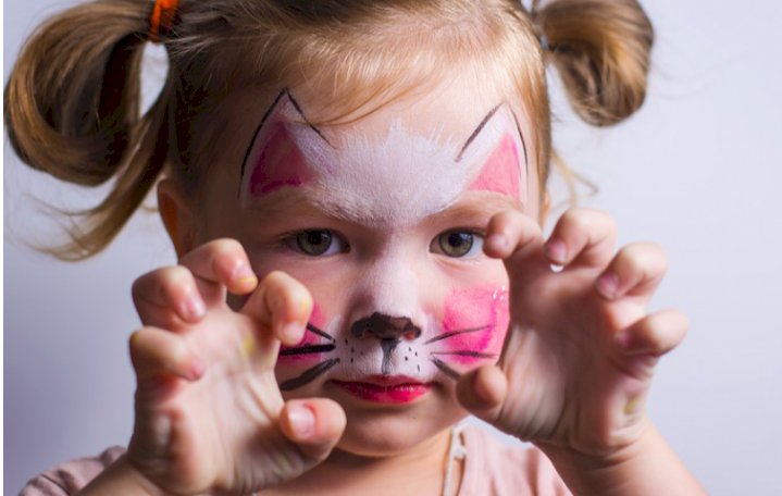 Bahaya Biarkan Anak Pakai Make Up Terlalu Dini