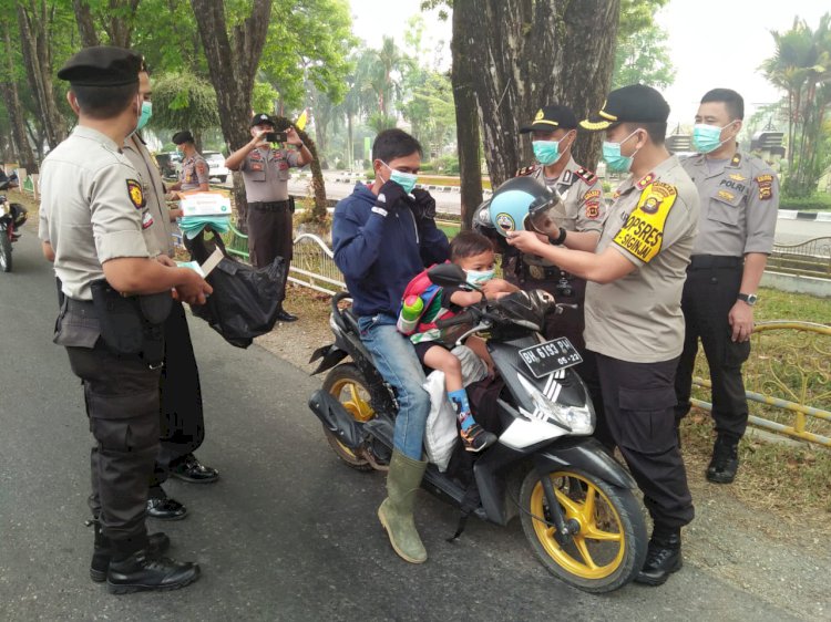 Khawatir ISPA, Kapolres Merangin Bagikan Ribuan Masker ke Pengendara