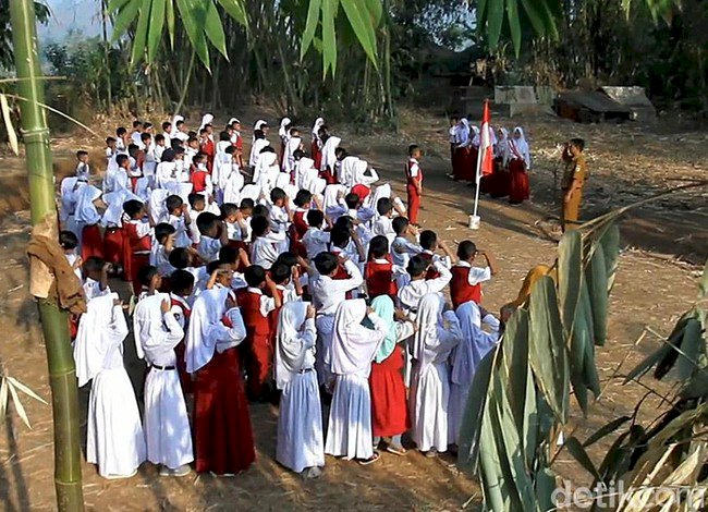 Tak Miliki Lapangan, Siswa SDN Ini Upacara di Kebun Bambu dengan Khidmat