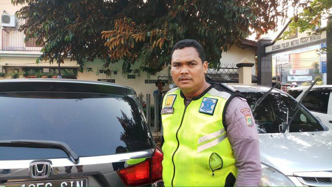 Aksi Bripka Eka Setiawan Ditabrak dan Nempel di Mobil Melaju Kabur