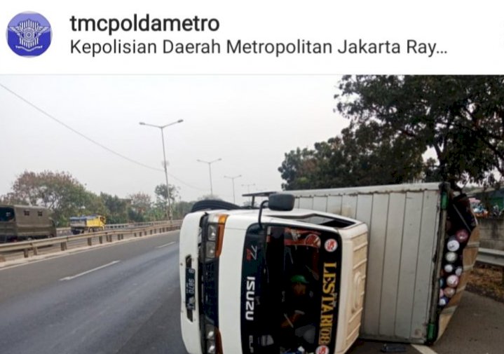 Truk Terguling di Jalan Tol, Taksi Tabrak Pembatas Jalan