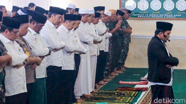 Jokowi Gelar Salat Minta Hujan di Riau