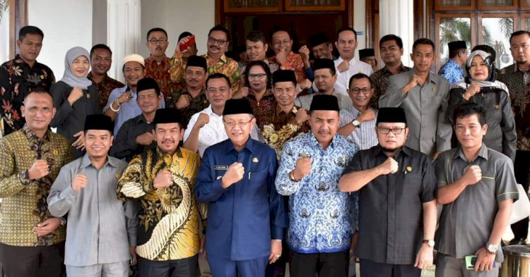 Dihadapan 35 Anggota DPRD, Cek Endra Curhat Soal Paripurna yang Sering Molor