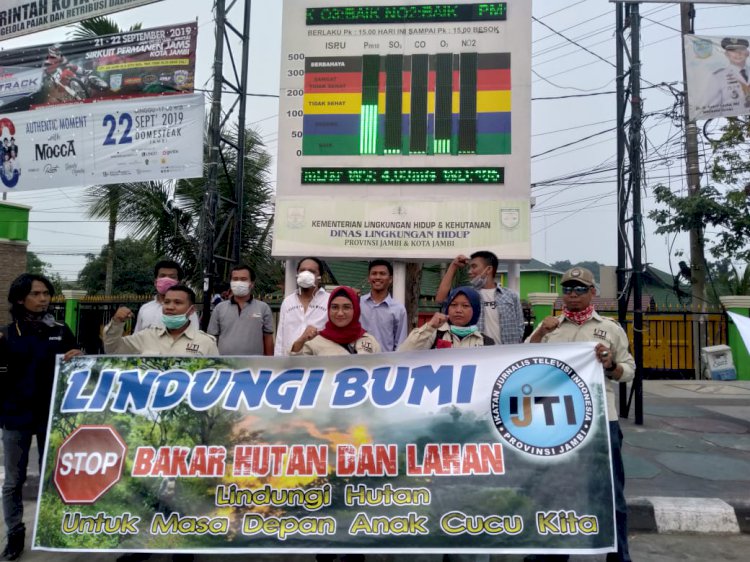 IJTI Jambi Pun Gelisah Soal Asap, Bagikan 2.000 Masker ke Pemotor