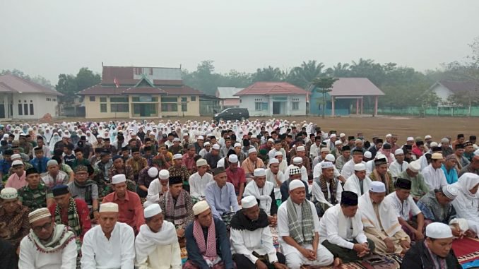 Kabut Asap Tebal, Ratusan Warga Tanjung Agung Gelar Sholat Istisqa