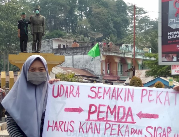 Protes Kabut Asap, HMI Bangko Pasangi Masker ke Patung HM Kamil