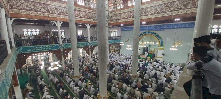 Ribuan Jamaah Ikuti Pemakaman Tuan Guru KH Abdul Halim Kasim