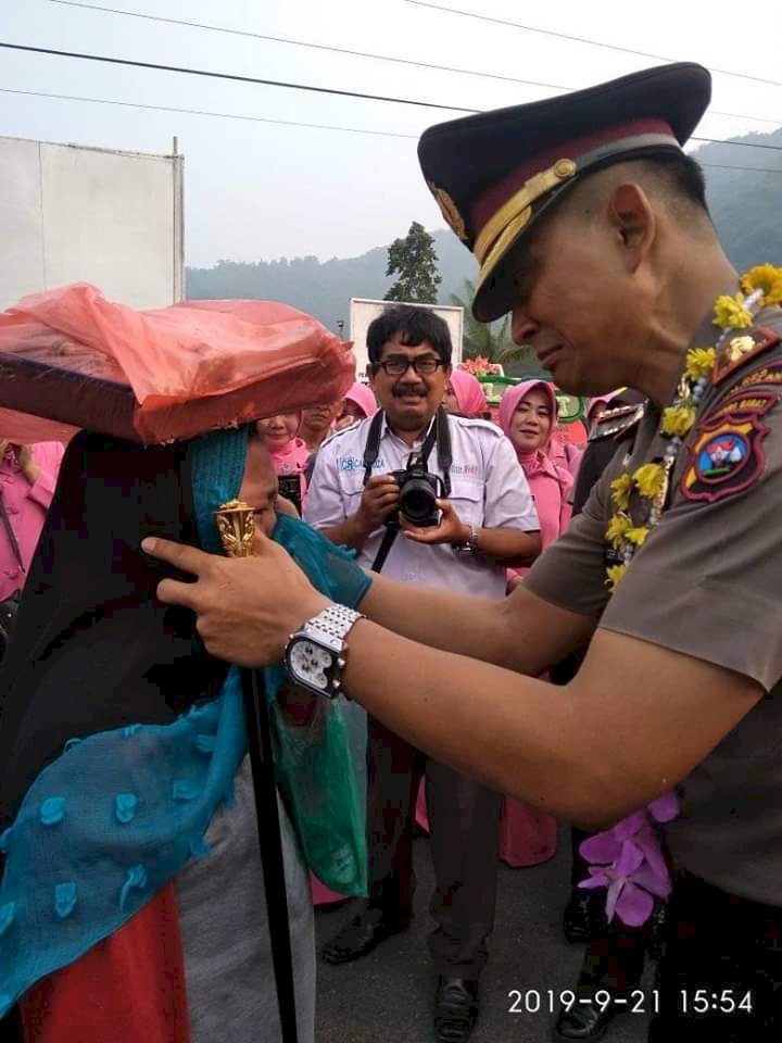 Kisah Haru! Pertemuan Terakhir Gadis Penjual Onde-onde dan Sang Kapolres