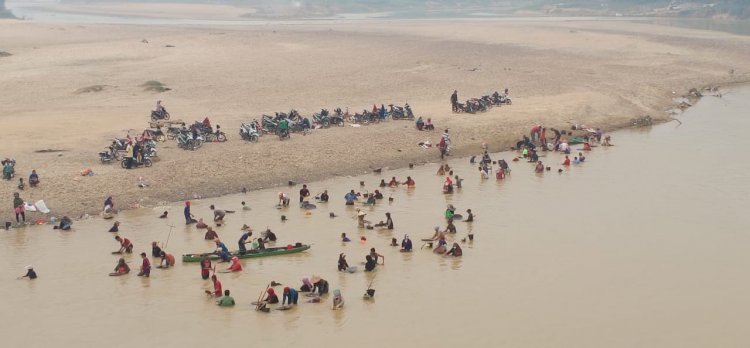 Warga Sarolangun Beramai Mendulang Emas di Pinggir Sungai Tembesi