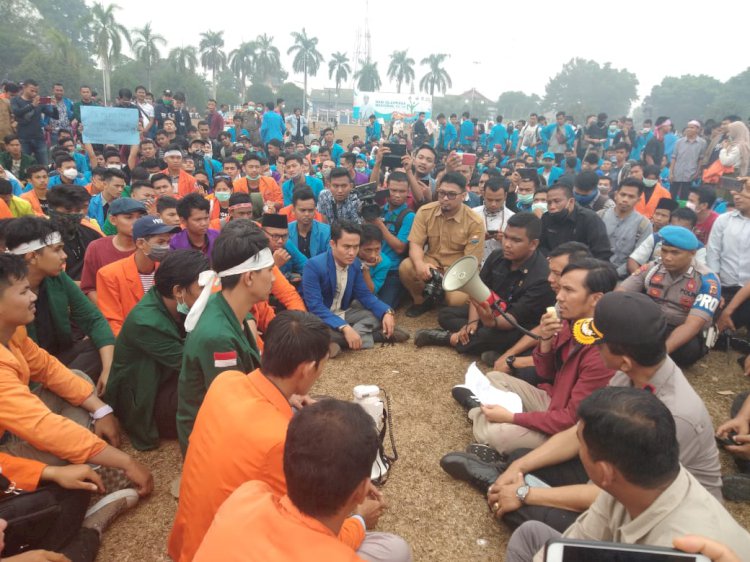 Tak Pernah Muncul, Mahasiswa Jambi Minta Gubernur Fachrori Hadir Duduk dengan Mereka!