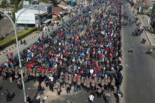 Mahasiswa Demo di DPRD Bone Sulsel, Kursi di Lantai 2 Dibakar
