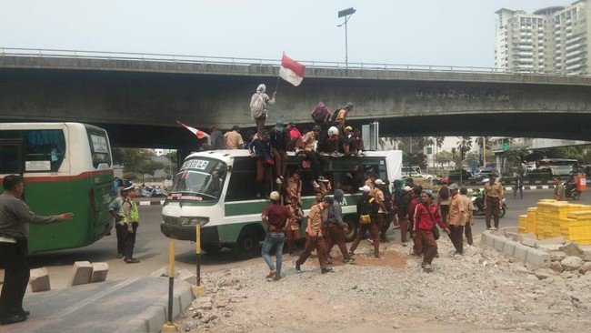 Hendak ke DPR, Belasan Pelajar #STMMelawan Ditangkap Polisi di Slipi