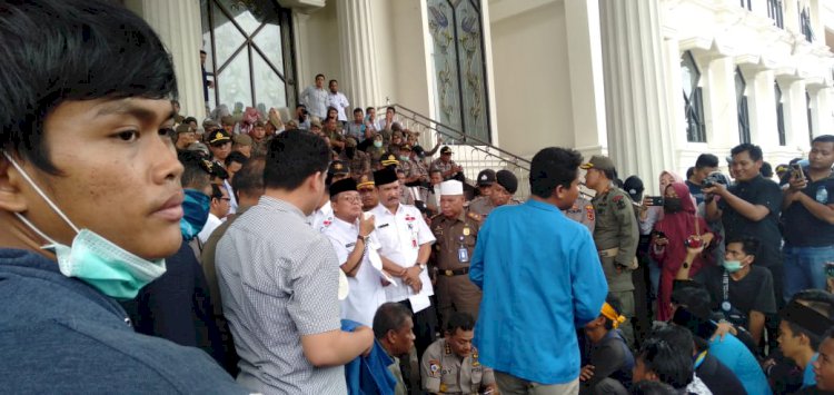 Unjuk Rasa, Mahasiswa Jambi Kasih Pantun! Kalau Tak Sanggup Gubernur Lebih Baik Mundur