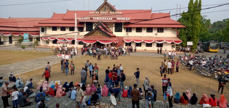 Blokade Aparat Bobol, Pagar Kantor Bupati Merangin Roboh Didorong Massa