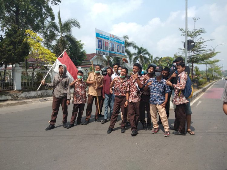 Belasan Anak STM Jambi Ikut Aksi Unras di Simpang IV BI: Kami Ikut Abang Mahasiswa