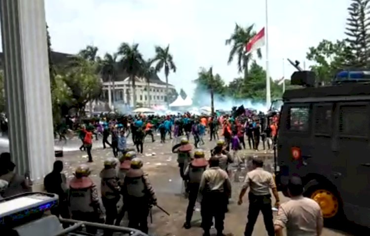 KISRUH! Polisi Tembakkan Gas Air Mata, Pelajar & Mahasiswa Lakukan Serangan Balasan