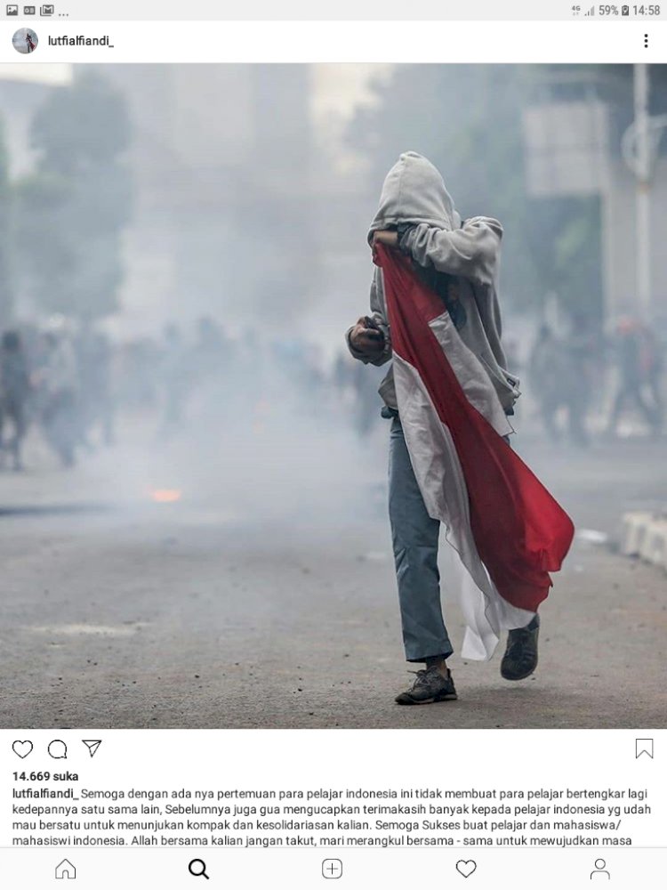 Ternyata Ini Sosok di Balik Foto Anak STM Pegang Bendera Merah Putih yang Viral