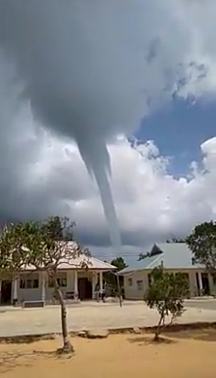Heboh di Batam Air Laut Naik ke Langit!