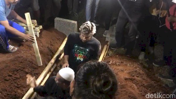 Ammar Zoni Makamkan Sendiri Bayi Kembarnya