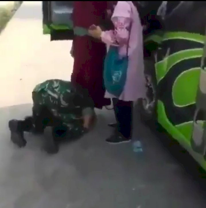 Bikin Haru! Viral Anggota TNI Cium Kaki Ibu dan Menangis