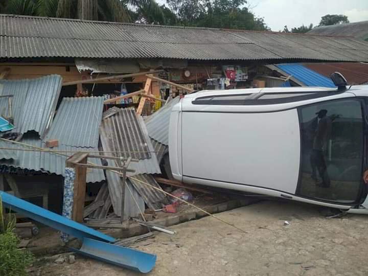 Minibus Seruduk Teras Warung Hingga Roboh, Pemilik Warung Panik