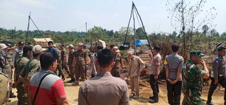 BREAKING NEWS! Puluhan Tambang Minyak Illegal di Sarolangun Dihancurkan