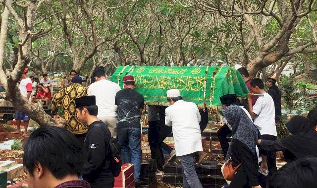 Penggali Kubur Makam Akbar Alamsyah Korban Demo, Kesulitan Gali Tanah Kering di TPU