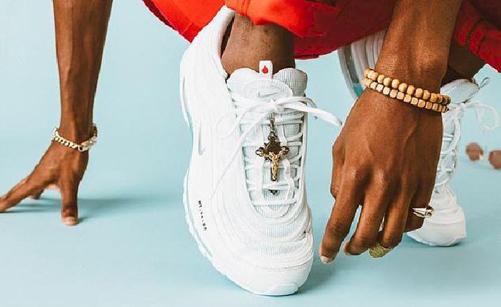 Jesus Shoes, Sepatu Nike Berisi Air Suci Laku Cepat!