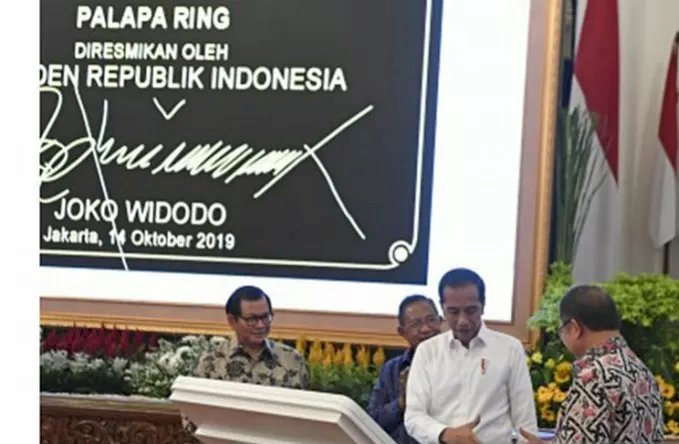 Jokowi Tandatangani Prasasti Digital Resmikan operasi Palapa Ring Hubungkan 514 Kabupaten
