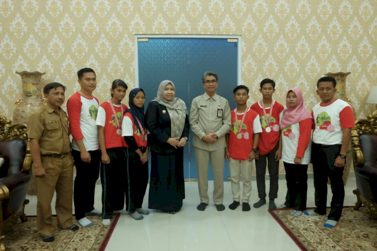 Bupati Masnah Sambut Kedatangan Siswa Pendulang Medali di Pekan Kebudayaan Nasional