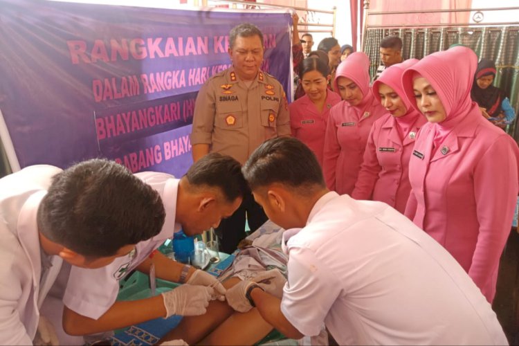 Di Kampung Nelayan Polres Tanjab Barat Sunatkan 30 Anak