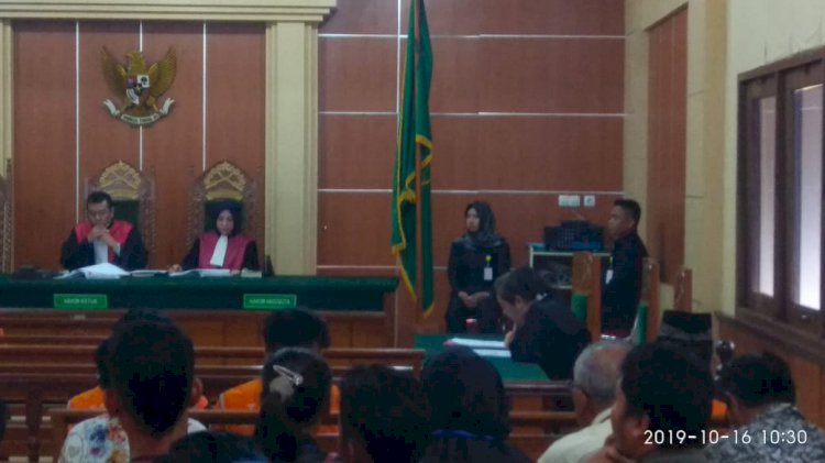 Main HP, Hakim Tegur dan Usir Penasehatnya Hukum Muslim Ditengah Sidang