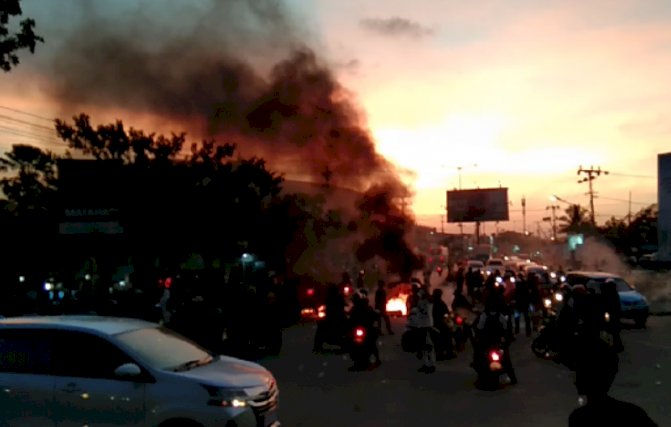 Demo di Kendari, Mahasiswa Blokade Beberapa Titik jalan Bakar Ban