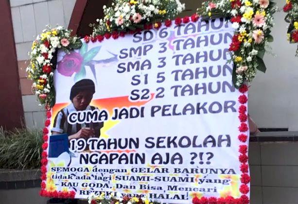 Viral! Karangan Bunga Ini untuk Pelakor yang Wisuda S2