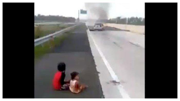 Viral Dua Anak Ini Menangis Menatap Sedan Terbakar & Kedua Orang Tua Tewas
