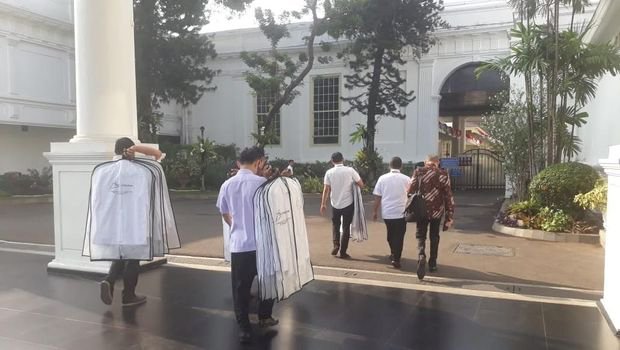 Deretan Kemeja Putih Dibawa Masuk ke Istana, untuk Menteri Barukah?