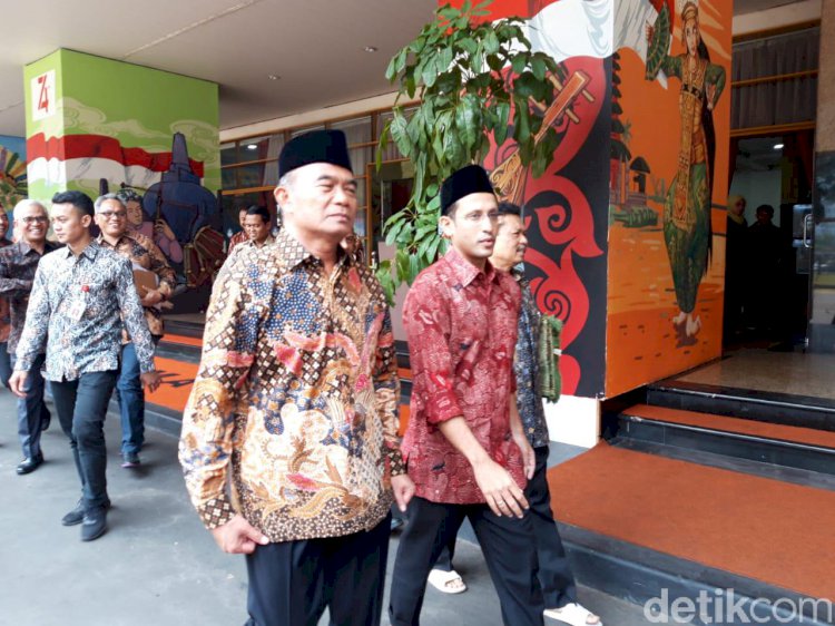 Nadiem dan Muhadjir Effendy Sholat Jumat di Masjid Kemendikbud