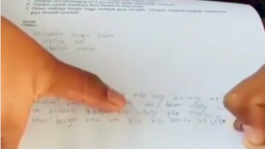 Viral Video Pelajar Menulis Terbalik dan Kertasnya Pun Terbalik