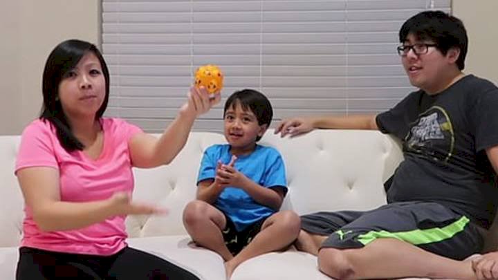 Hanya Review Mainan, Bocah YouTuber 8 Tahun Ini Hasilkan Pundi Uang Rp 308 Miliar