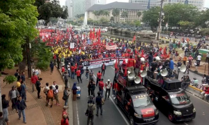 Ratusan Massa Indonesia Memanggil bergerak ke Istana Merdeka, Teriak RE-VO-LU-SI