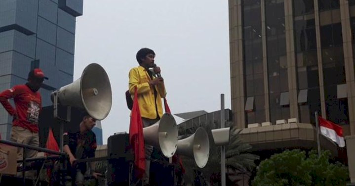 Ketua BEM UI: Jika Jas Alamater membuat Mahasiswa Tersekat Saya rela Melepasnya, Hidup rakyat!