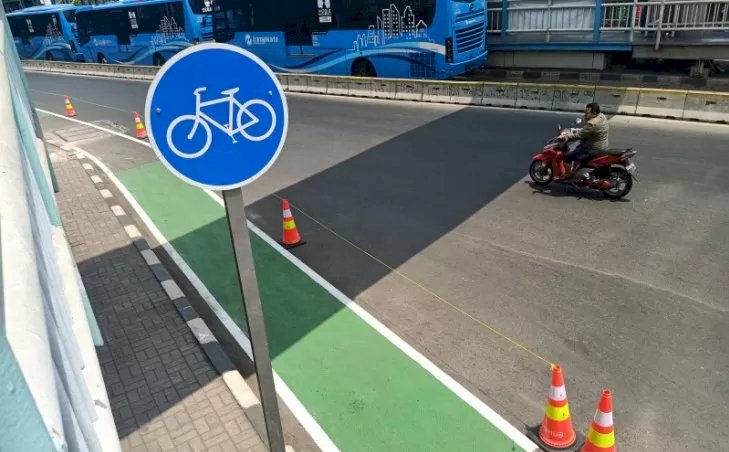 Pak Anies! Jalur Sepeda Jakarta Belum Ramah bagi Pengguna